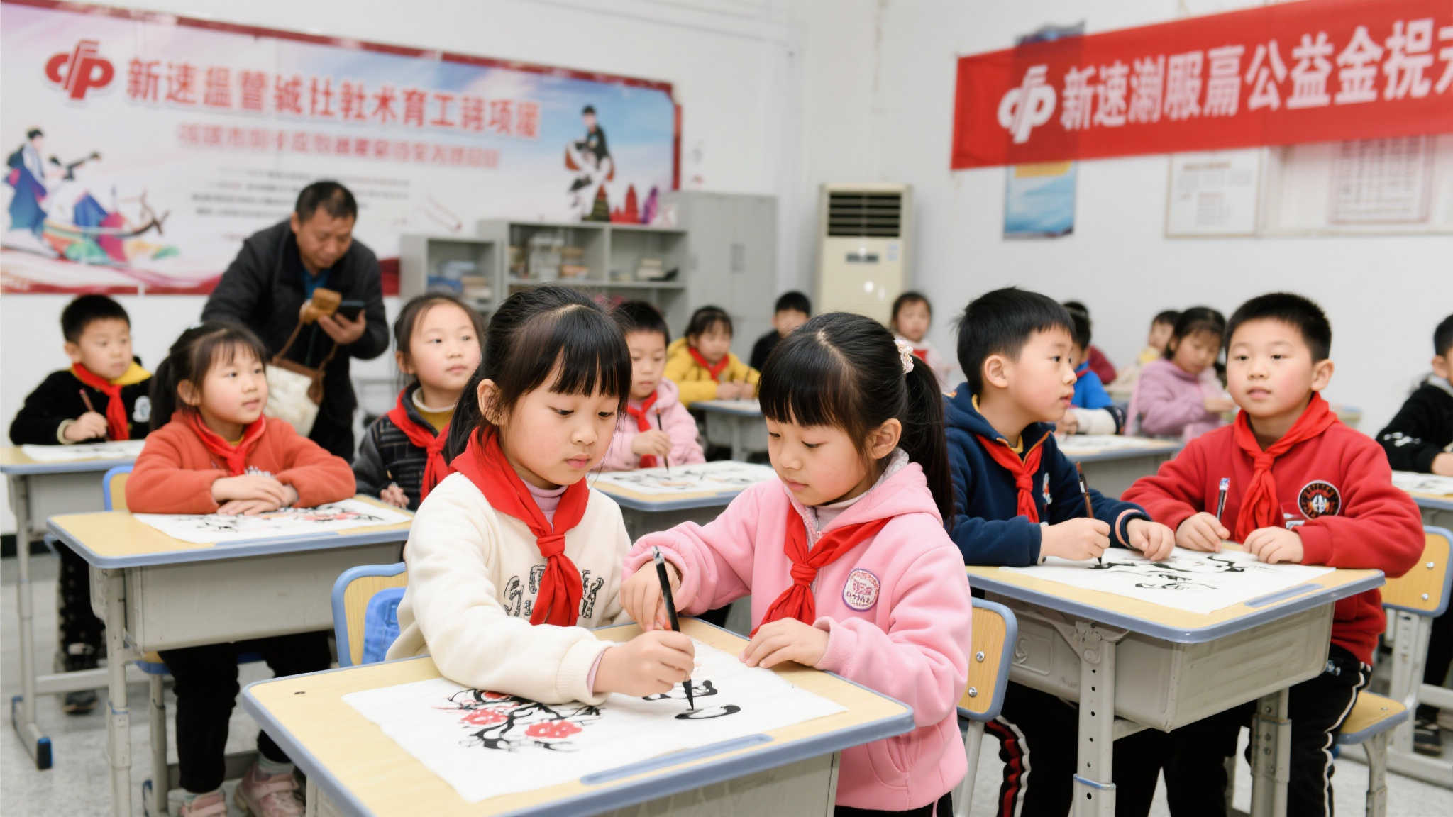 公益福彩关怀，外来务工子女共绘国画之美